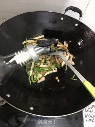 辣炒豆干肉丝步骤4