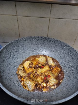 老干妈焖带鱼步骤11