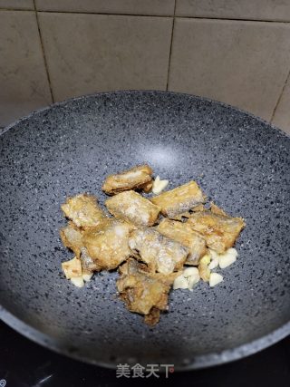 老干妈焖带鱼步骤10