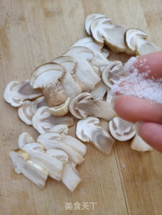 煎姬松茸步骤3