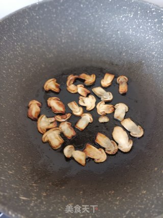 煎姬松茸步骤8