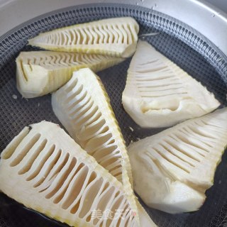 春笋蒸腊肉步骤2