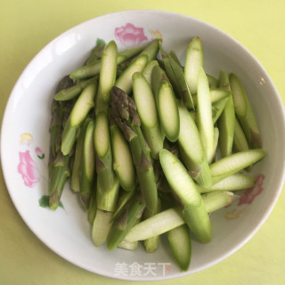 虾仁鸡蛋炒芦笋步骤2 虾仁鸡蛋炒芦笋步骤2
