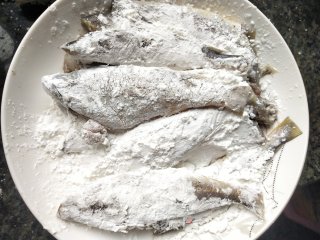 酥炸小黄鱼步骤2