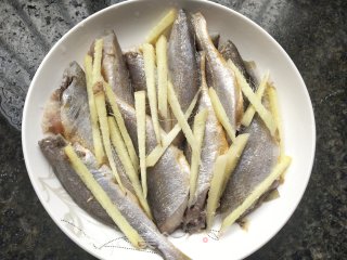 酥炸小黄鱼步骤1