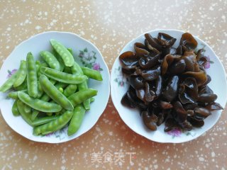 山药黑木耳炒荷兰豆步骤1