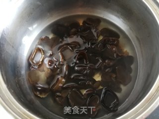 山药黑木耳炒荷兰豆步骤3
