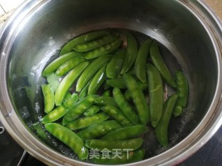 山药黑木耳炒荷兰豆步骤2