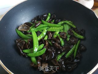 山药黑木耳炒荷兰豆步骤5
