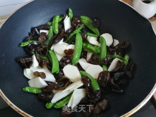 山药黑木耳炒荷兰豆步骤6