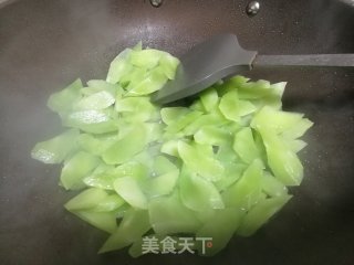 清脆甘甜的快手菜～莴笋炒百合步骤4