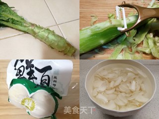 清脆甘甜的快手菜～莴笋炒百合步骤1