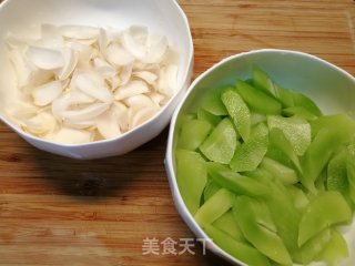 清脆甘甜的快手菜～莴笋炒百合步骤3