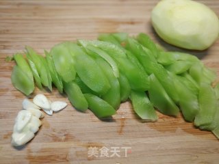 清脆甘甜的快手菜～莴笋炒百合步骤2