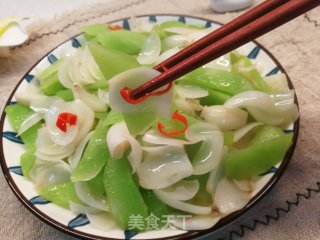 清脆甘甜的快手菜～莴笋炒百合步骤7