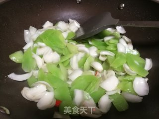 清脆甘甜的快手菜～莴笋炒百合步骤5