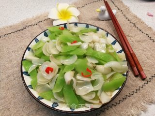 清脆甘甜的快手菜～莴笋炒百合步骤6