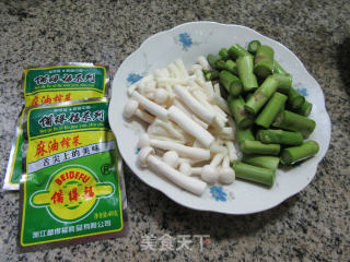 榨菜丝海鲜菇炒芦笋步骤1 榨菜丝海鲜菇炒芦笋步骤1