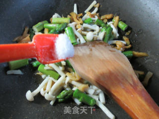 榨菜丝海鲜菇炒芦笋步骤4 榨菜丝海鲜菇炒芦笋步骤4