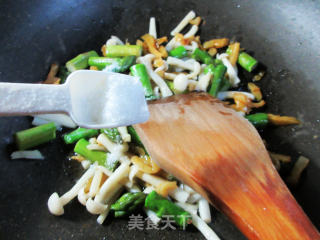 榨菜丝海鲜菇炒芦笋步骤5 榨菜丝海鲜菇炒芦笋步骤5