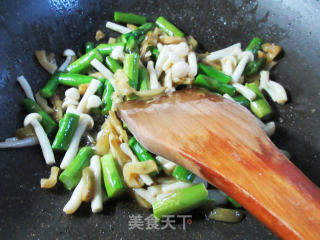 榨菜丝海鲜菇炒芦笋步骤6 榨菜丝海鲜菇炒芦笋步骤6