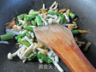 榨菜丝海鲜菇炒芦笋步骤3 榨菜丝海鲜菇炒芦笋步骤3