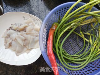 鱿鱼炒蒜薹步骤1