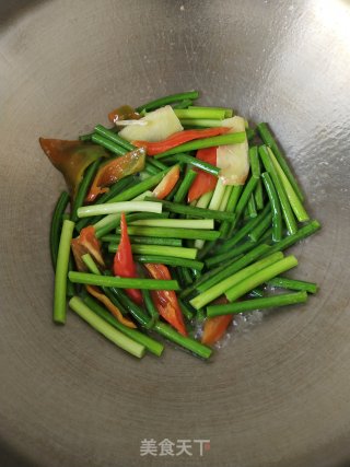 鱿鱼炒蒜薹步骤6