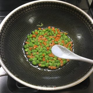 胡萝卜毛豆炒腌菜步骤3