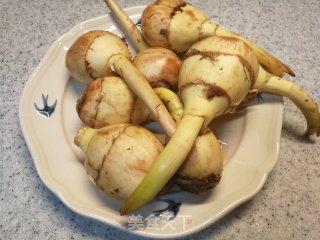 色泽鲜亮，软糯香甜的慈姑炖鸡步骤1