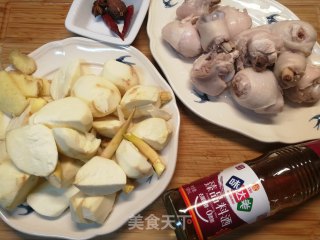 色泽鲜亮，软糯香甜的慈姑炖鸡步骤4