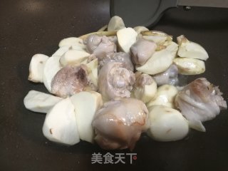 色泽鲜亮，软糯香甜的慈姑炖鸡步骤5