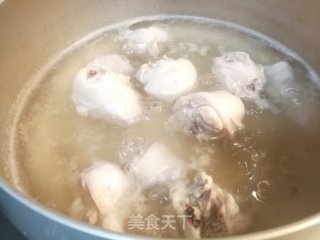 色泽鲜亮，软糯香甜的慈姑炖鸡步骤3
