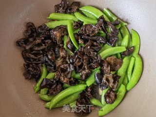 木耳炒甜豆步骤6