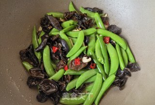 木耳炒甜豆步骤9