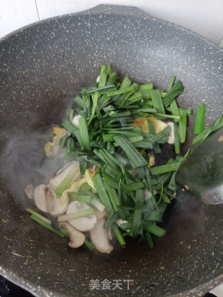 韭菜鸡蛋炒口蘑步骤12