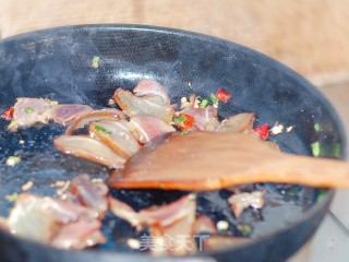 灰灰菜炒腊肉步骤3