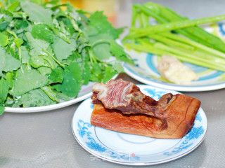 灰灰菜炒腊肉步骤1