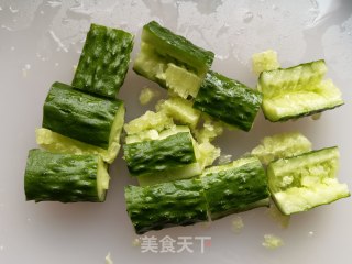 心里美木耳拌黄瓜步骤1