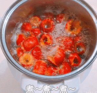 炒红果老北京传统开胃小吃,在家竟然只需一步就能做好!步骤3 炒红果老北京传统开胃小吃,在家竟然只需一步就能做好!步骤3