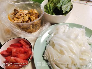 手撕鸡炒河粉步骤1 手撕鸡炒河粉步骤1
