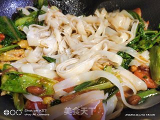 手撕鸡炒河粉步骤4 手撕鸡炒河粉步骤4