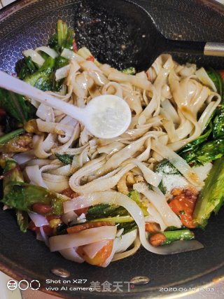 手撕鸡炒河粉步骤6 手撕鸡炒河粉步骤6