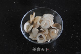 沙茶草菇肉酱面步骤2 沙茶草菇肉酱面步骤2