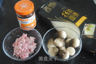 沙茶草菇肉酱面步骤1 沙茶草菇肉酱面步骤1