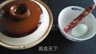 粤式腊肠咸蛋煲仔饭步骤1 粤式腊肠咸蛋煲仔饭步骤1