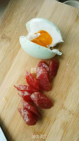 粤式腊肠咸蛋煲仔饭步骤6 粤式腊肠咸蛋煲仔饭步骤6