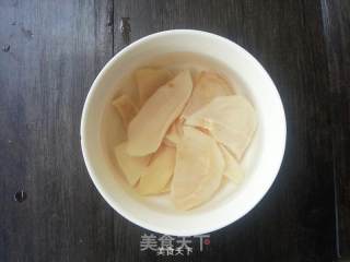 广东靓汤：熬夜必备花旗参响螺片汤步骤1