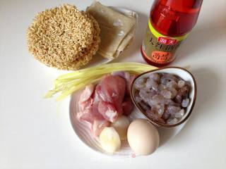 粤式王牌鲜虾云吞面步骤1 粤式王牌鲜虾云吞面步骤1