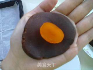 24图过程祥解~~中秋节预热——【广式蛋黄豆沙月饼】步骤10 24图过程祥解~~中秋节预热——【广式蛋黄豆沙月饼】步骤10